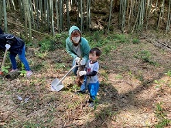家族で竹の子掘りを楽しんでいる写真3