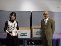 ロゴマークとともに記念撮影