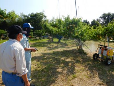 画像：普及指導員によるロボット操作説明風景