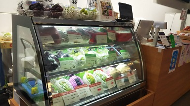 ショーケースに陳列されたぶどう