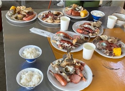 漁業体験でとれた魚などのバーベキューランチ