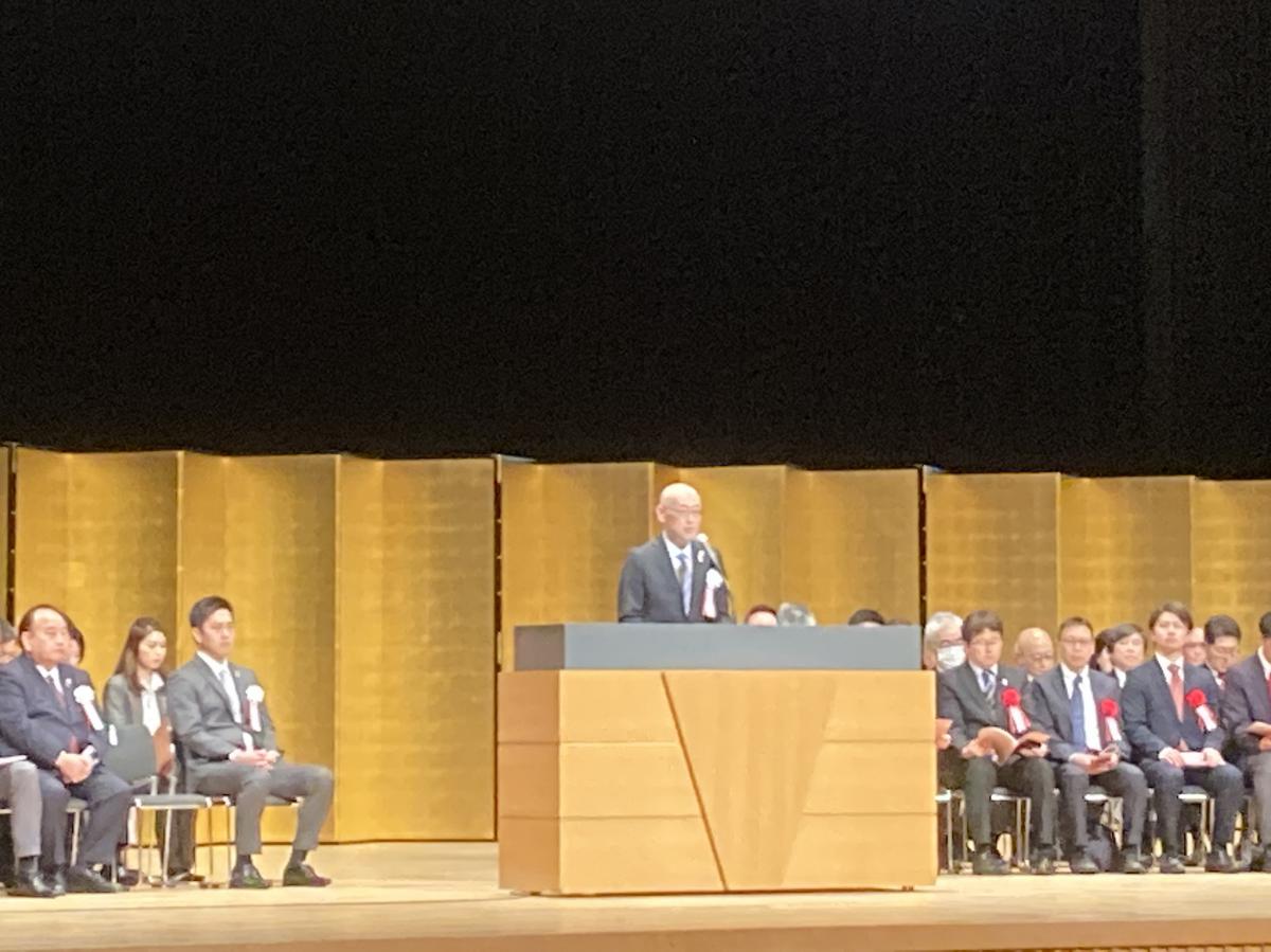 日本国憲法前文を朗読する久谷議長
