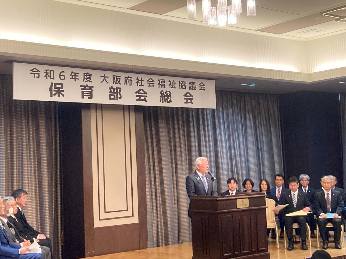 祝辞を述べる中谷議長