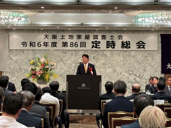 祝辞を述べる中井副議長