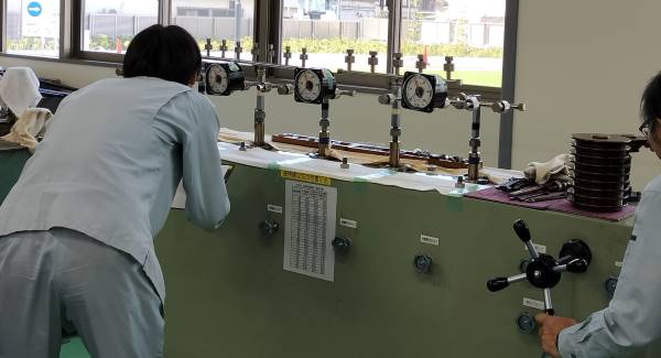 圧力計の検定の様子