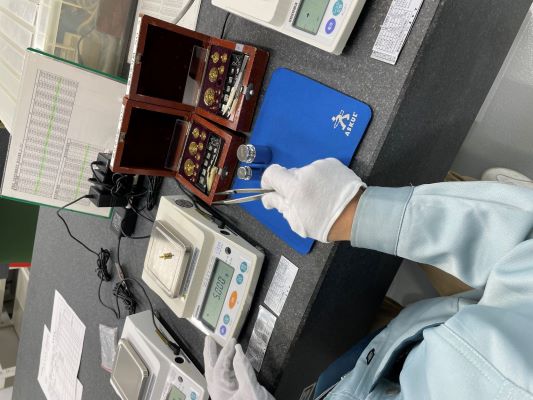 はかりの検定の様子