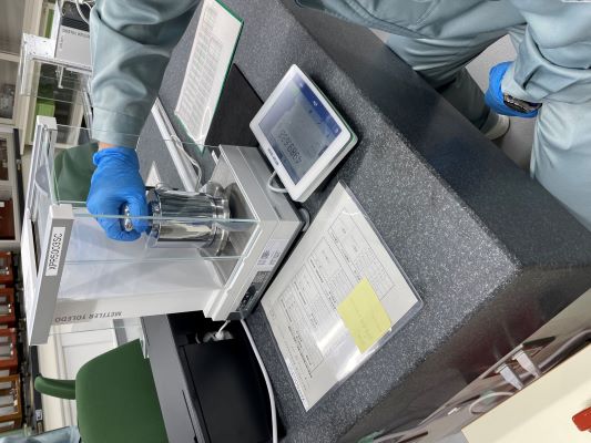 基準器分銅検査の様子