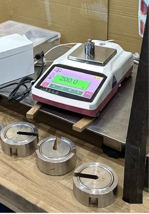 定期検査の様子（調剤用天秤）