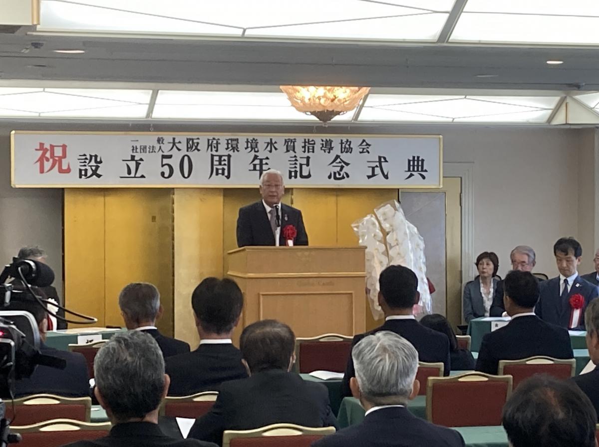 祝辞を述べる中谷議長