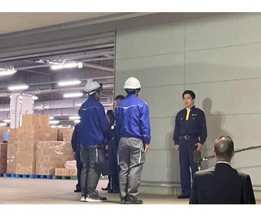 支援物資搬出を視察する知事