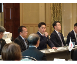 発言する知事