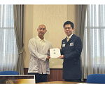 目録の贈呈を受ける知事