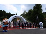 テープカットを行う知事