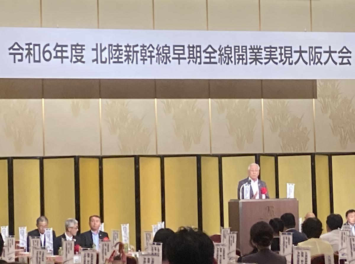 挨拶する中谷議長