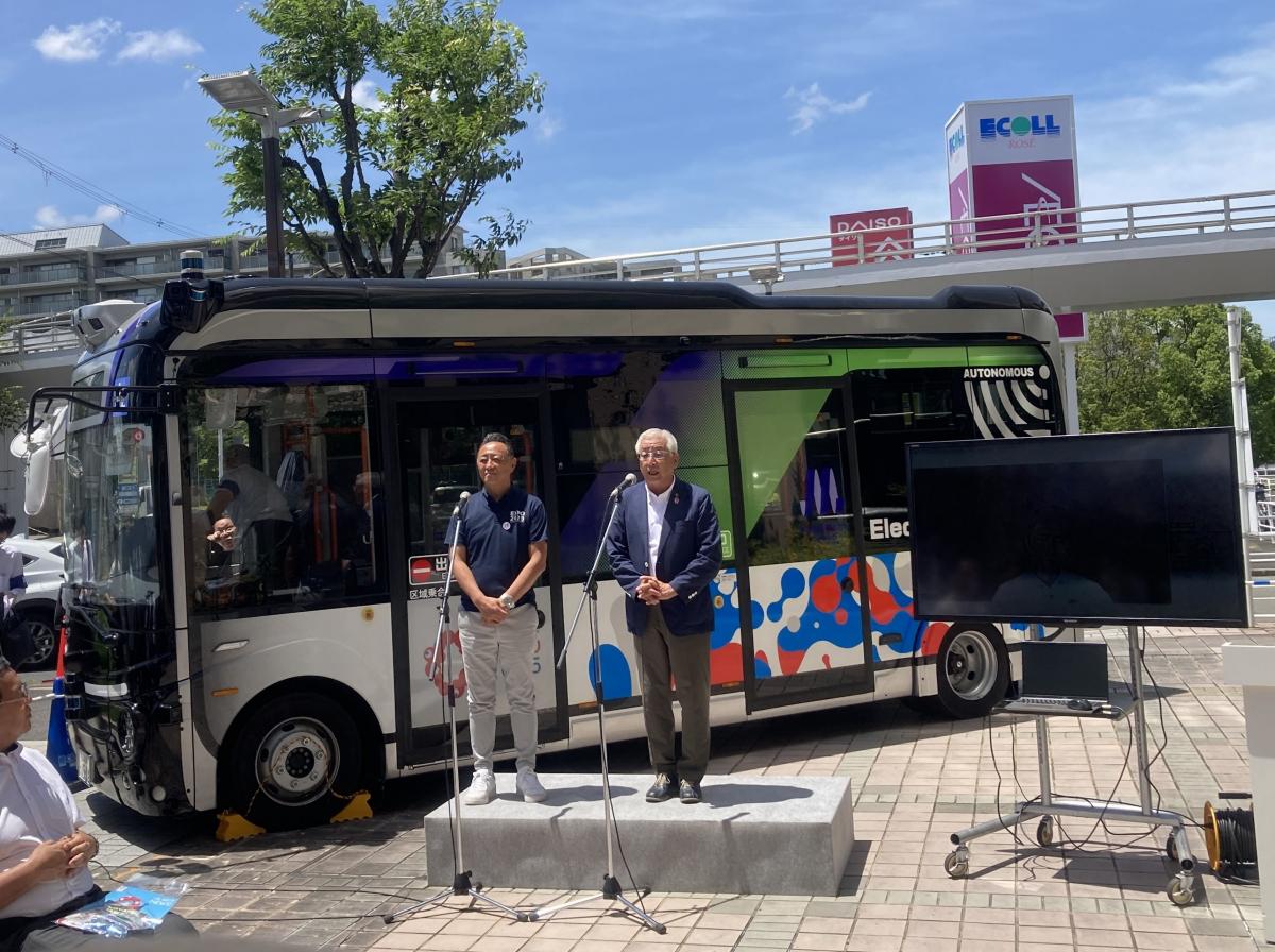 祝辞を述べる中谷議長