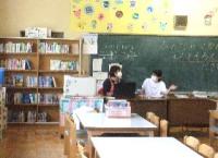 児童が学校図書館を利用する様子