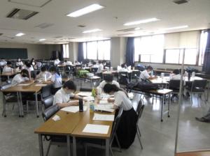 問題に取り組む生徒たちの写真