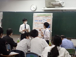 教室でプレゼンする生徒の様子