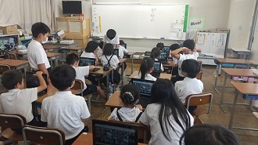 話し合いをする児童の写真