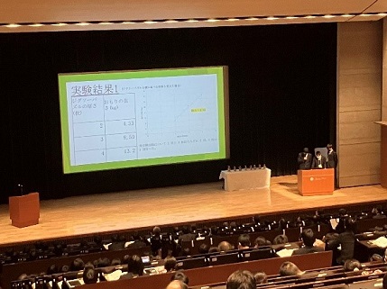 舞台上で発表を行う生徒の写真