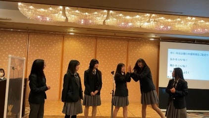グループでパフォーマンスを行う生徒の写真