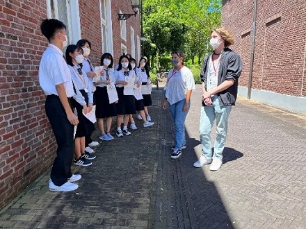インストラクターと英語で会話中