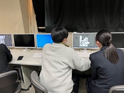 パソコンで作業をする生徒の写真
