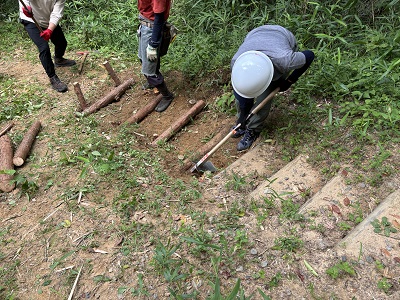 丸太を設置している作業の画像