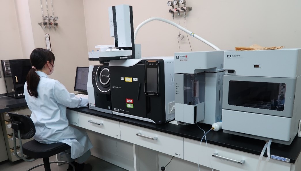 検査技師による機械を使用した検査