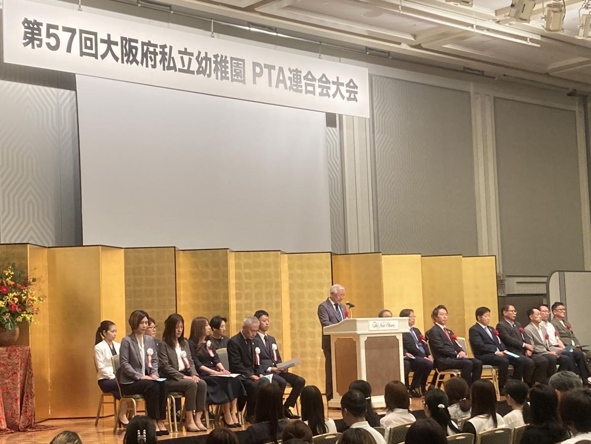 祝辞を述べる中谷議長