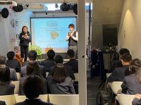 学生に講座を実施する様子