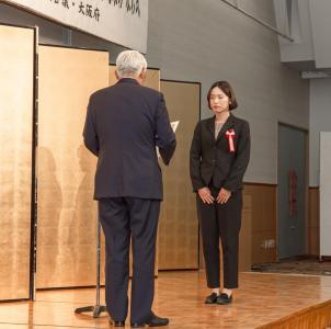 青少年賞（個人）代表受領