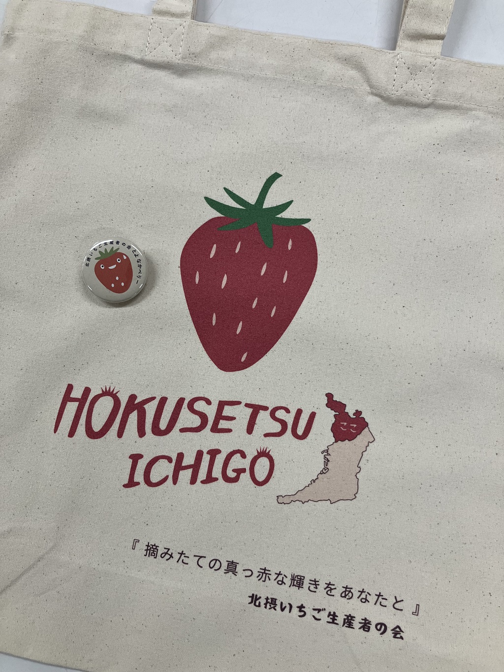 トートバッグと缶バッジ