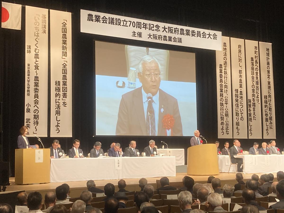 祝辞を述べる中谷議長