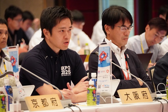 会議で発言する知事