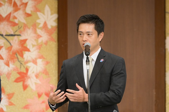 挨拶する知事