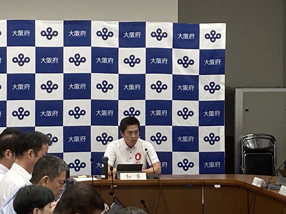 会議に参加する知事