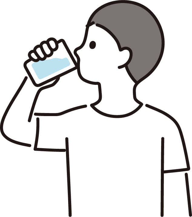 水を飲む男性