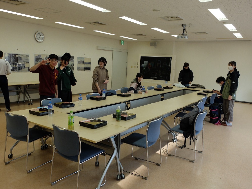 休憩昼食をとるために会議室に集まってきた様子の画像