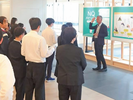 未来医療について学んでいる様子