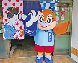 銭湯ののれんをくぐるもずやんの写真