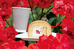 バラ・ロールケーキ・ドリンクの写真