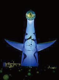 ブルーにライトアップされた太陽の塔の写真