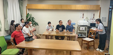 集まって会話する様子